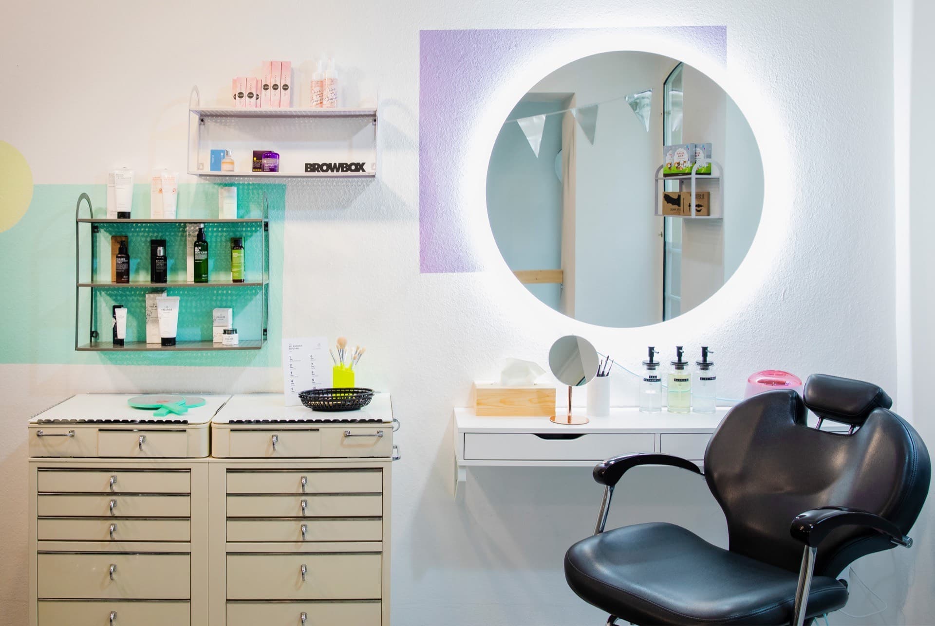 Behandlungsplatz mit beleuchtetem Spiegel im BROWBOX Studio in der Altstadt